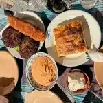 Albanisches Essen mit Byrek, Qofte und Tarator – typische Gerichte der albanischen Küche.