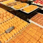 Traditionelle albanische Süßspeisen, darunter Baklava und Kadaif, in einer Bäckerei in Albanien.