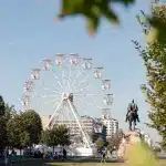 Riesenrad und Skanderbeg-Statue im Stadtzentrum von Tirana, Albanien – ein beliebter Treffpunkt für Besucher und Einheimische.