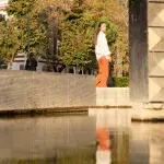 Ruhiger Moment im Blloku-Viertel, eingefangen mit der Reflektion im Wasser eines kleinen Parks.