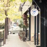 Die charmante Außenterrasse des Antigua Specialty Coffee – ein gemütlicher Ort im lebendigen Blloku-Viertel.
