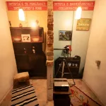 Einblicke in die Ausstellungen von Bunk'Art 2: Die Gegenüberstellung eines überwachten Hauses und eines Kollaborateurs.