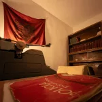 Ein Raum in Bunk'Art 2, der mit einer Schreibmaschine und historischen Büchern die Atmosphäre der kommunistischen Zeit einfängt.