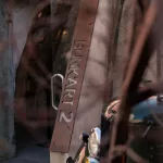 Eingang von Bunk'Art 2 mit rustikalem Design, das den Charakter des ehemaligen Schutzbunkers bewahrt.