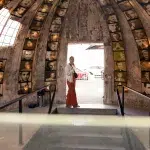 Eingang von Bunk'Art 2, umgeben von Porträts aus der dunklen Vergangenheit Albaniens, die eindrucksvoll die Geschichte des Landes reflektieren.