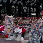 Ein Blick auf die Stände des Pazari i Ri in Tirana, gefüllt mit bunten Souvenirs, traditionellen albanischen Produkten und Touristenartikeln.