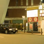 Taxi steht an einer Haltestelle