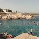 Blick auf das klare, blaue Meer in der Bucht von Cala Cala Lliteras