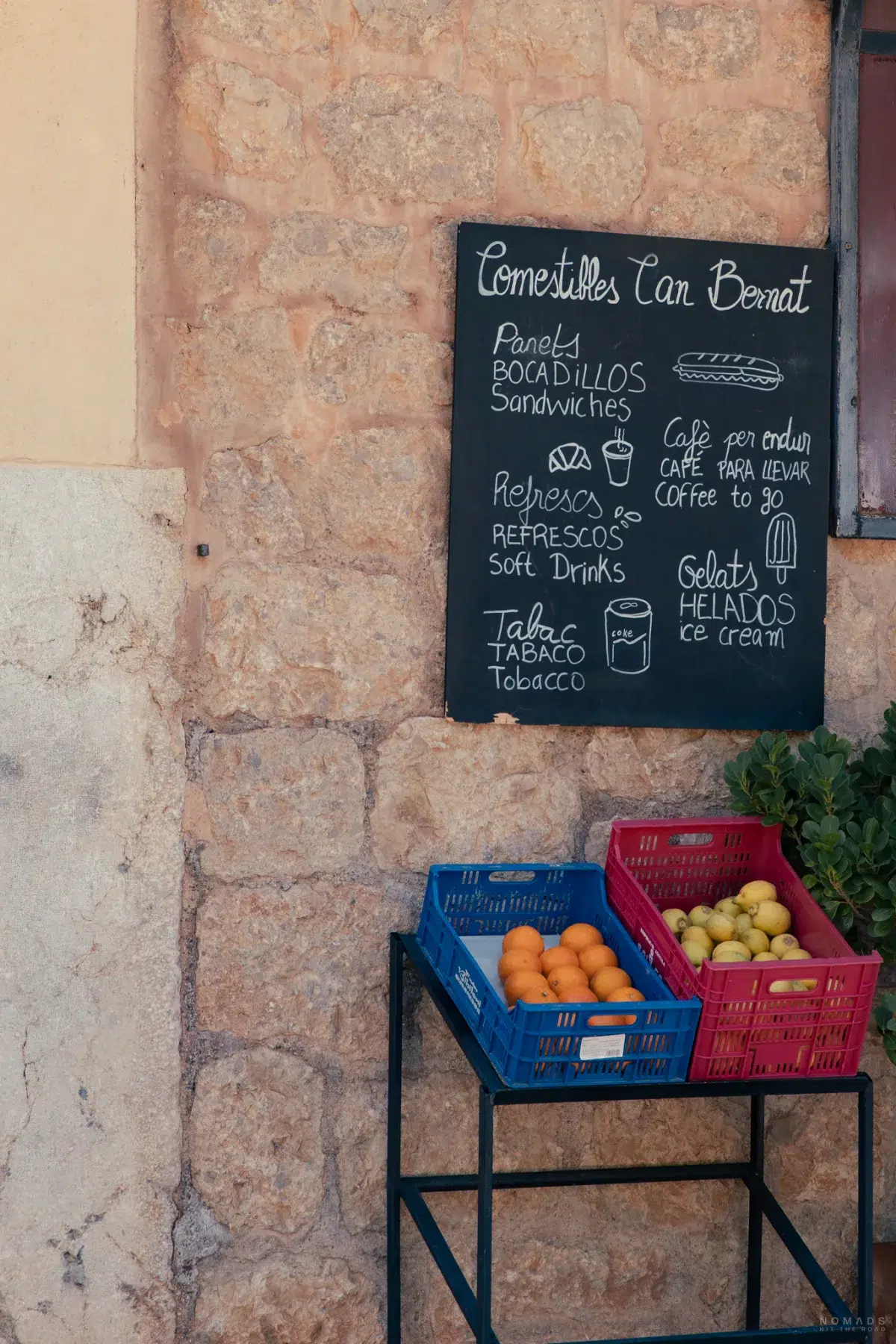 Obststand mit Schild in Deia