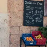 Obststand mit Schild in Deia