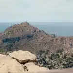 Blick auf Gebirge und das Meer am Krawattenknoten (Nus de Sa Corbata)