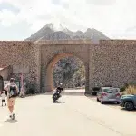 Motorradfahrer, Menschen und Autos am Krawattenknoten auf dem Weg nach Sa Calobra