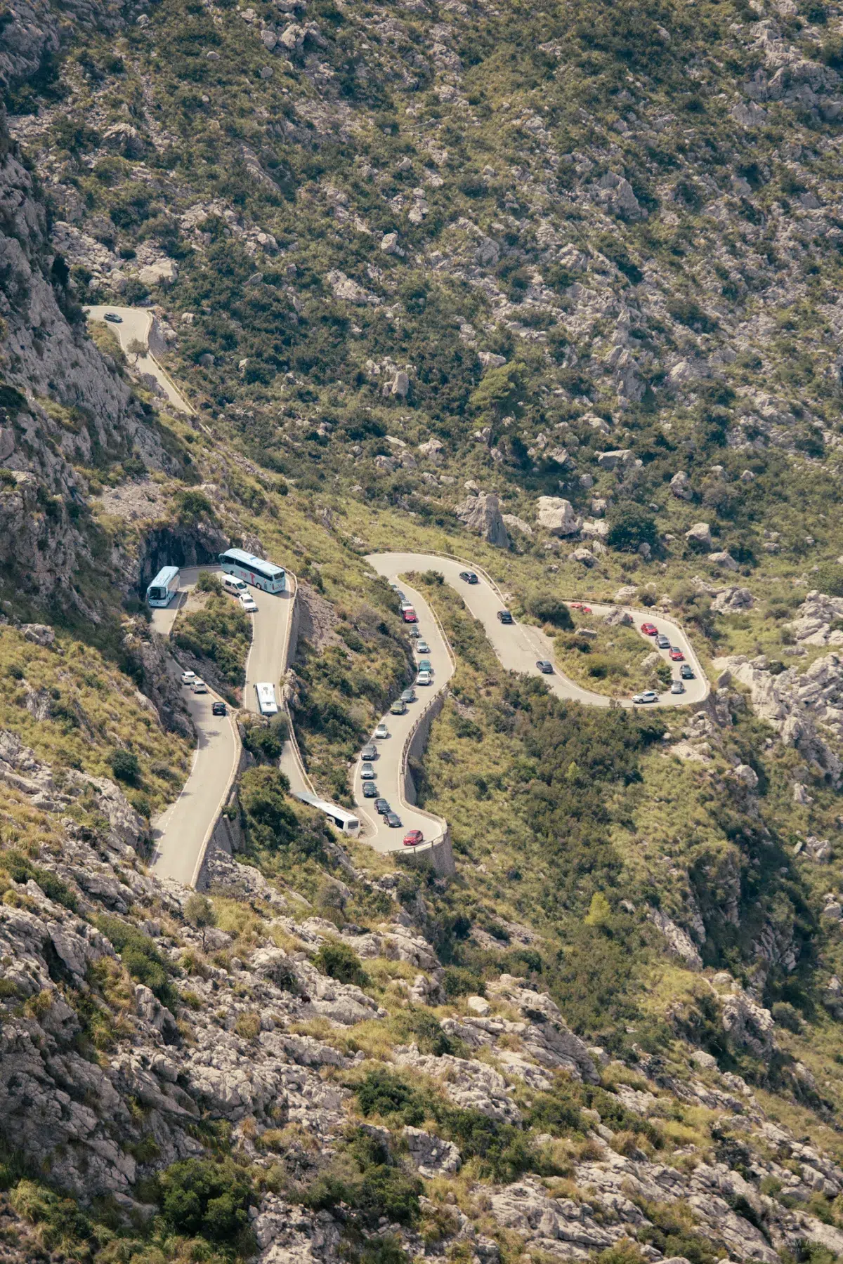 Busse und Autos auf Serpentinenstraße und Haarnadelkurven auf Mallorca