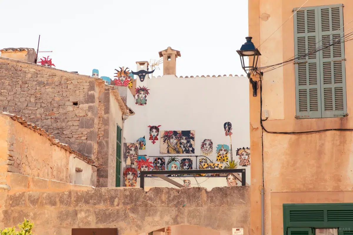 Kunst Gemälde an einer Hauswand in Santanyí Mallorca