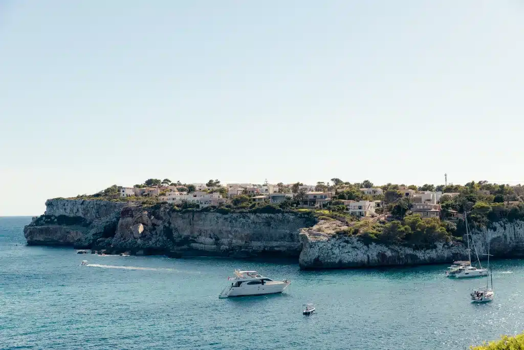 Ausblick auf die Bucht mit Häusern und Booten von Es Pontàs aus