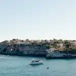 Ausblick auf die Bucht mit Häusern und Booten von Es Pontàs aus