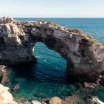 Felsbogen Es Pontas im Mittelmeer auf Mallorca
