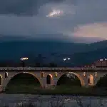 Im Dunkeln angeleuchtete Brücke in Berat