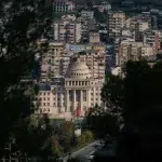 Blick auf das Kulturzentrum von Berat mit seiner prächtigen Kuppel, eingerahmt von Bäumen und moderner Stadtkulisse.