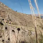 Nahaufnahme der Ali-Pascha-Brücke – ein architektonisches Meisterwerk, das sich harmonisch in die wilde Schlucht einfügt.