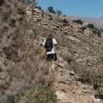 Wanderer auf dem steinigen Pfad zur Ali-Pascha-Brücke – ein Abenteuer durch die unberührte Natur Albaniens.