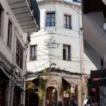 Das historische Hotel SS Kekezi mit der Bar eine Etage tiefer im Herzen des Basars von Gjirokastër – ein beliebter Treffpunkt für Touristen und Einheimische.