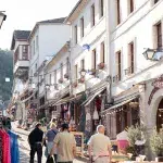 Flanieren durch die Hauptstraße des Basars – Besucher genießen die authentische Atmosphäre und das vielfältige Angebot.