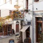 Gemütliche Ecke in der Altstadt von Gjirokastër – traditionelle Architektur und einladende Cafés.