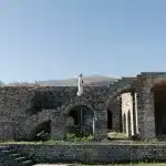 Historische Ruinen der Burg von Gjirokastër – eine Mischung aus Geschichte und atemberaubender Architektur.