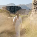 Spaziergang durch die alten Mauern der Burg von Gjirokastër – eine Verbindung von Natur und Geschichte.