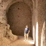 Erkundung der lichtdurchfluteten Gewölbe der Burg von Gjirokastër – ein beeindruckendes Stück albanischer Geschichte.