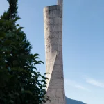 Denkmal in Gjirokastër unter blauem Himmel – Das moderne Monument steht als Erinnerung an die Geschichte und Kultur Albaniens.