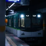U-Bahn der Keihan Linie fährt ein