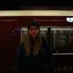 Frau vor einer U-Bahn in Japan