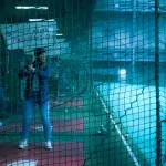 Frau spielt Baseball im Active Akiba Batting Cage Centre