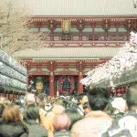Viele Menschen auf der Nakamise-dori Einkaufsstraße am Senso-Ji Tempel in Asakusa, Tokio