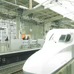 Shinkansen als Transportmittel fährt ein