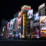 Bunte Lichter und Plakate an Gebäuden in Akihabara