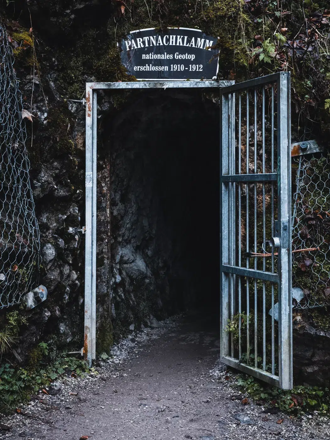 Eingang zur Partnachklamm mit einem Schild, das auf das nationale Geotop und die Erschließung zwischen 1910 und 1912 hinweist.