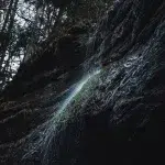 Wasser fließt an einem Felsen entlang nach unten