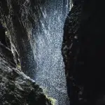 Ein Blick auf herabfallendes Wasser in der Partnachklamm, das zwischen den Felswänden hindurchfließt – ein beeindruckendes Naturschauspiel.