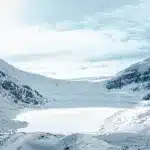 Blick auf den Athabasca Geltscher als Teil des Columbia Eisfeld in den Rocky Mountains