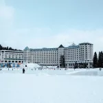 Hotel Fairmont Château Lake Louise, das am zugeschneiten Lake Louise liegt