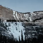Weeping Walls, eine Felswand, die im von riesigen Eiszapfen überzogen ist, direkt am Icefields Parkway