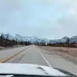 Straße nach Jasper mit Bergen im Horizont