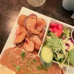 Abendessen (Schnitzel mit Kartoffeln und Salat) im Gateway Grill in Clearwater