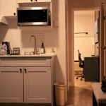 Blick auf die Küche und dem Schreibtisch im Motel Civilia Lakeside by Civilia Golf Retreat