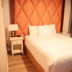 Bett im Shclafzimmer des Motel Civilia Lakeside by Civilia Golf Retreat