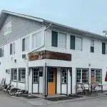 Wild Flour Café von außen in einem weißen Gebäude