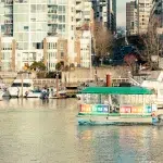 Fähre des Anbieters Auqabus fährt über den False Creek